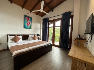 Exclusive 4-Bedroom Estate with Scenic Views and Private Riverfront🌳🏡-2