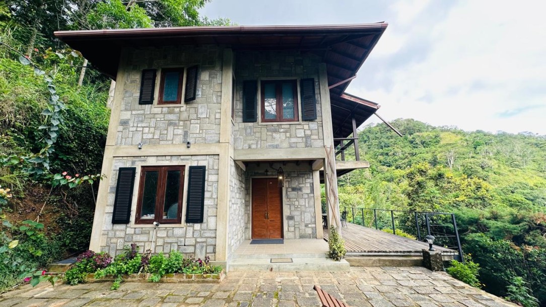 Exclusive 4-Bedroom Estate with Scenic Views and Private Riverfront🌳🏡-10