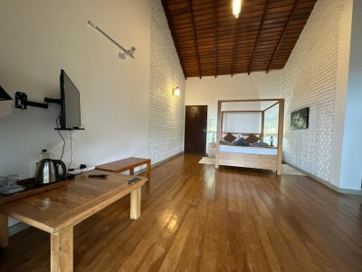 Exclusive 4-Bedroom Estate with Scenic Views and Private Riverfront🌳🏡-5