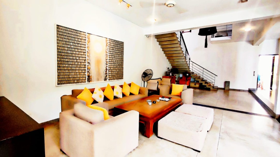 House with a Pool for Rent in Colombo 5-6