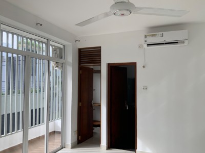 🏠 Modern 3-Storey Architectural Home for Sale – Borelasgamuwa-10