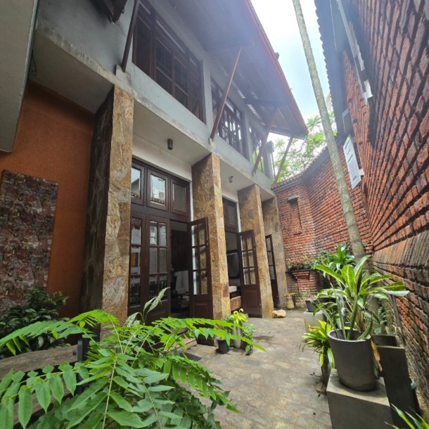 Elegant 5 Bedroom House for Sale in Mahara, Kandy Road | 85 Million LKR-1