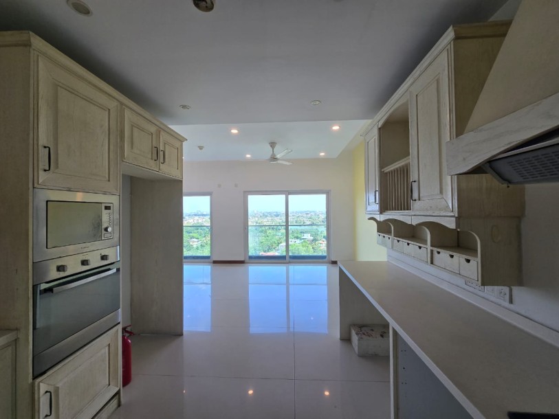 🏙️ Spacious 5-Bedroom Apartment for Sale in Rajagiriya | LKR 210 Million (Negotiable)-9