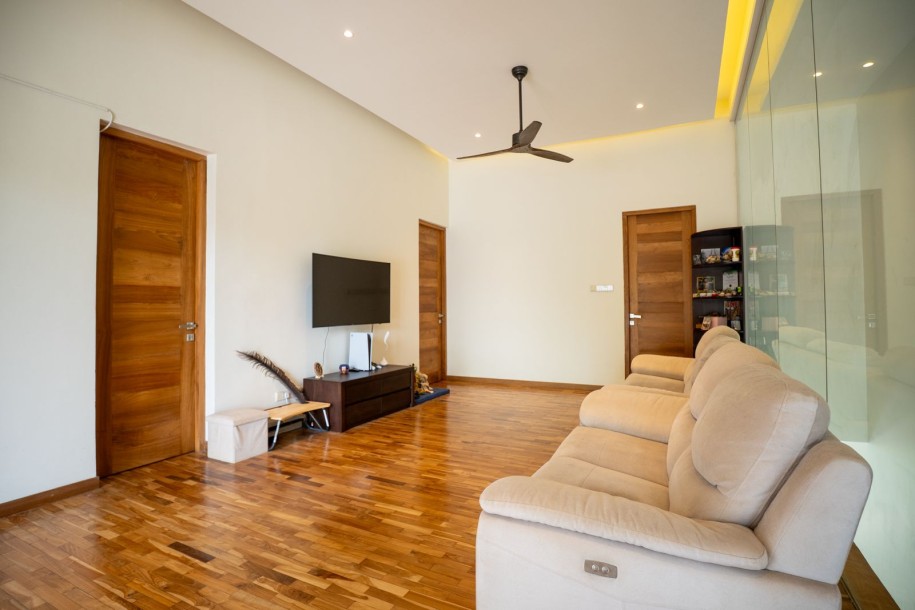 Prestigious 4 Bedroom House in Colombo 06 with bare land | LKR 335 Million-5