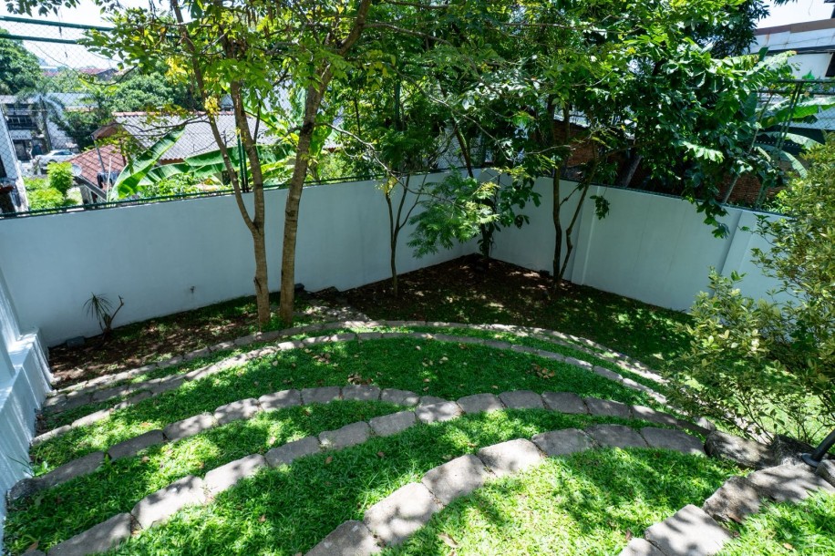 Prestigious 4 Bedroom House in Colombo 06 with bare land | LKR 335 Million-11