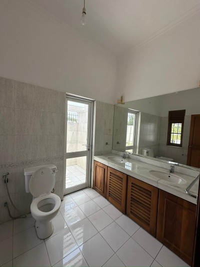 4 Bedroom 3 Storey House for Sale in Battaramulla | Price: 100 million (Negotiable)-6