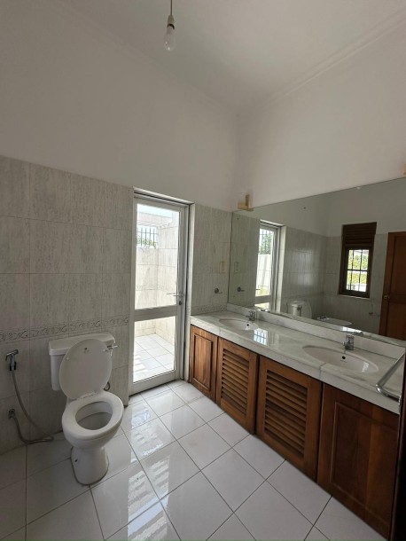 4 Bedroom 3 Storey House for Sale in Battaramulla | Price: 100 million (Negotiable)-6