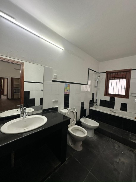 Colonial Type Commercial House for  Rent in Colombo 4 | Price: LKR 1.25 Million-6