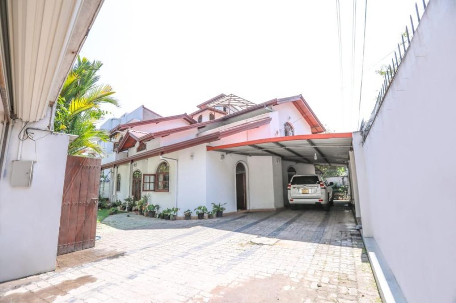 5BR House for Sale in Pelawatta, Battaramulla | LKR 75 Million (HS4713)-1
