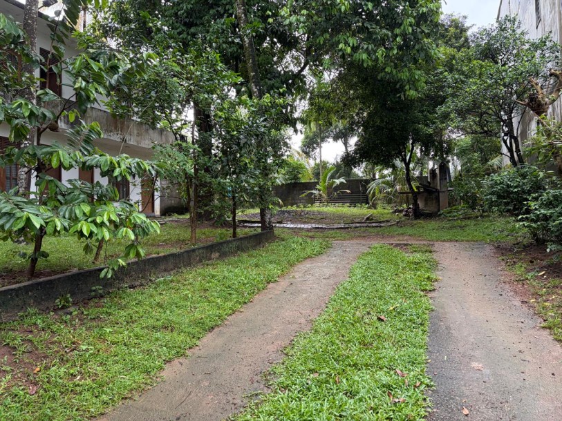 Land with 6-Room House for Sale in Malabe | LKR 39 Million (LA4714)-2