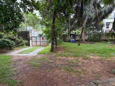 Land with 6-Room House for Sale in Malabe | LKR 39 Million (LA4714)-4