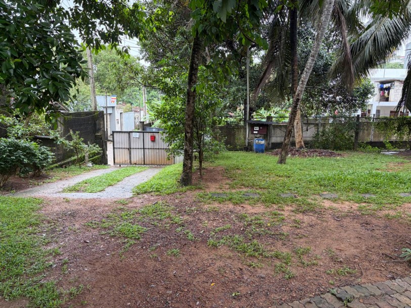Land with 6-Room House for Sale in Malabe | LKR 39 Million (LA4714)-4